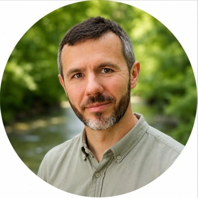 Tomasz Zgoła — portret na tle zieleni